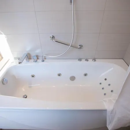 Three Bedroom Milohanic Iv * 波雷奇