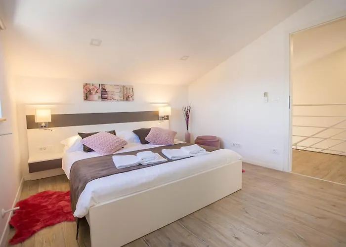 Three Bedroom Milohanic Iv بوريتش