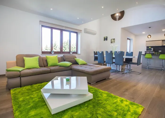 Three Bedroom Milohanic Iv * بوريتش