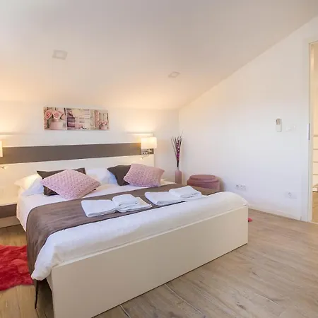 Three Bedroom Milohanic Iv Porec