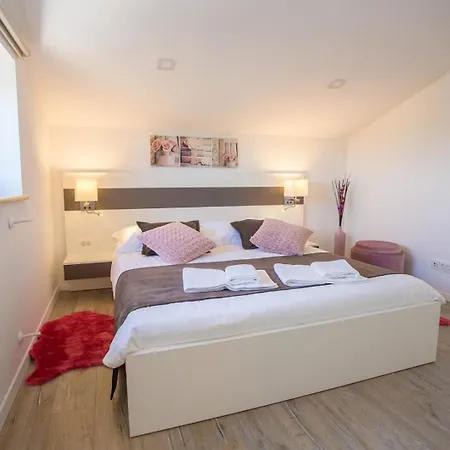 아파트 Three Bedroom Milohanic Iv *