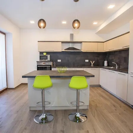 아파트 Three Bedroom Milohanic Iv